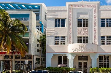 A building of pastel colors at the Art deco discrict in Miami