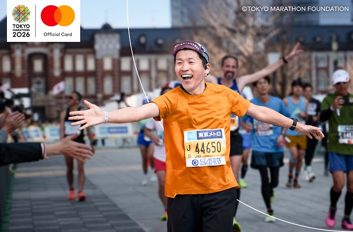 Tokyo Marathon participant high fiving a bystander. © Tokyo Marathon Foundation