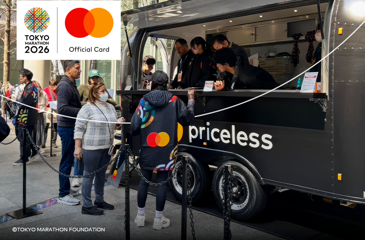 People at the Tokyo Marathon buying food from a food truck with priceless branding. © Tokyo Marathon Foundation