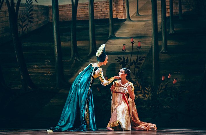 Promotional photo of Australian Ballet's performance of Romeo and Juliet live on stage.