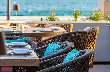 Outdoor dining area of ​​ROKA Istanbul restaurant.