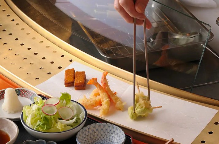 The serving of tempura dishes at  Yanagibashi Daikokuya, a long-established restaurant founded in 1887.