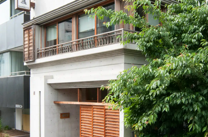 The exterior of Yanagibashi Daikokuya, a long-established restaurant founded in 1887.
