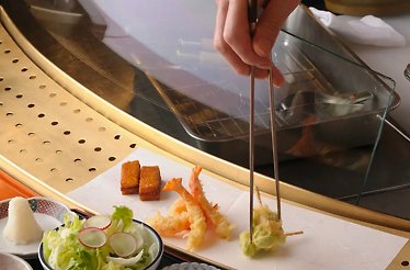 The serving of tempura dishes at  Yanagibashi Daikokuya, a long-established restaurant founded in 1887.
