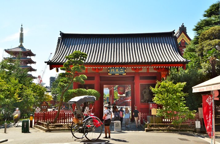 Kaminarimon Gate at Senso-ji Temple in Asakusa with rickshaw. 