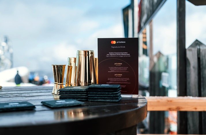 Table with stacks of dinner menus at Club Moritzino.