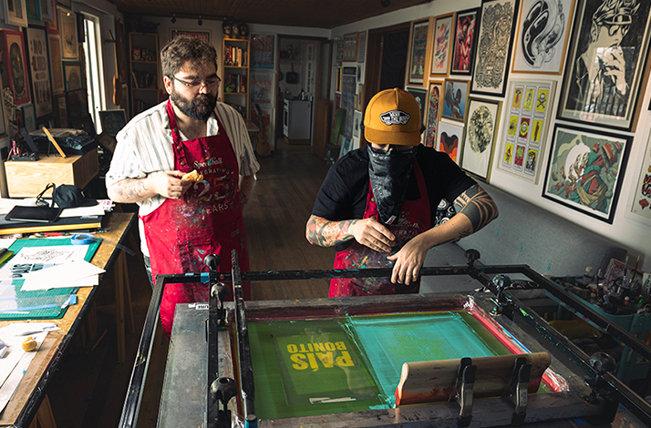 Tavo Garavato and Nicocina showing the basics of silkscreen printing.