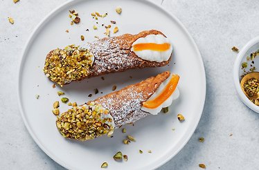 Promotional photo of cannolis made in an expert-led cannoli-making class at Eataly Flatiron's La Scuola.