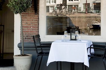 Serving of a table at Sam Ruizendaal.