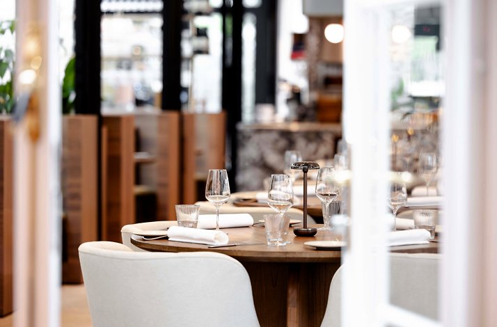 Elegant tables ready to serve at Kasteel Steenenburg.