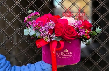 Floral arrangement in a pink velvet hat box from City Flowers.