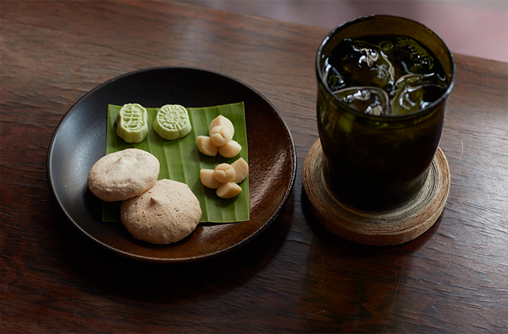 A plate of traditional Thai sweets with an iced herbal drink.