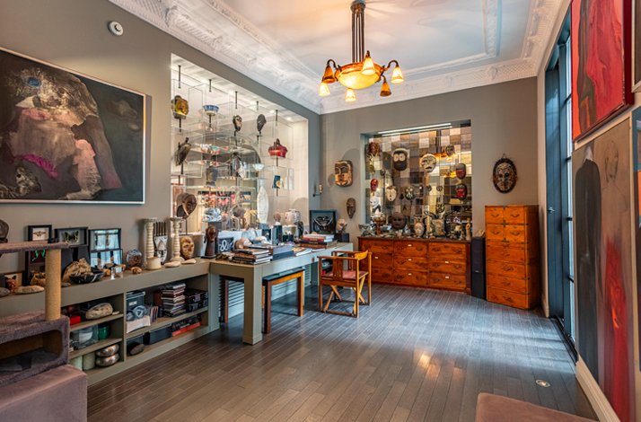 Image of paintings, decorations and sculptures from Bilge Alkor collection.