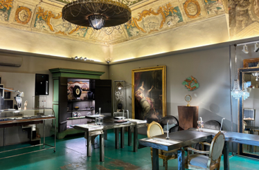 Room with antique furniture and a decorative ceiling with frescoes.