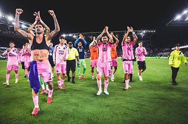 Inter Miami players clapping and looking at the crowd from the field.