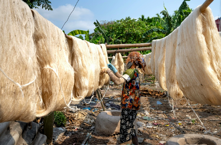An artisanal-led abaca weaving workshop by an experienced local.