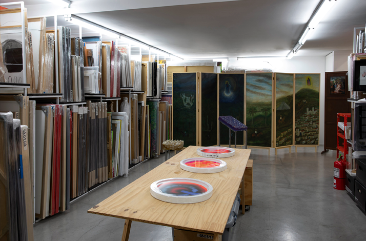 Exhibition gallery space at Hache Galería prepared for an intimate visit