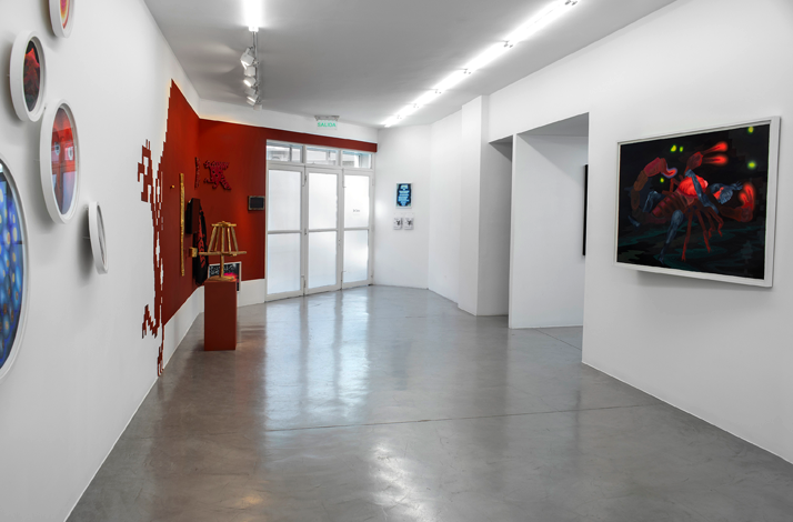 Exhibition gallery space at Hache Galería prepared for an intimate visit
