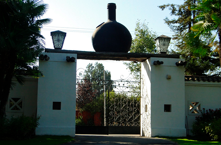 Entry gate of Viña Undurraga.