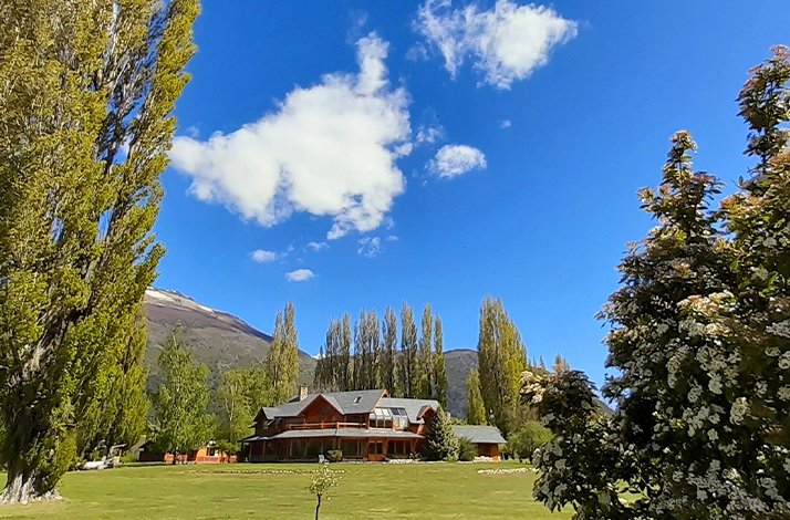 Eco‑lodge surrounded by forest and mountains, setting the serene atmosphere of the Breath of the Forest wellness experience.