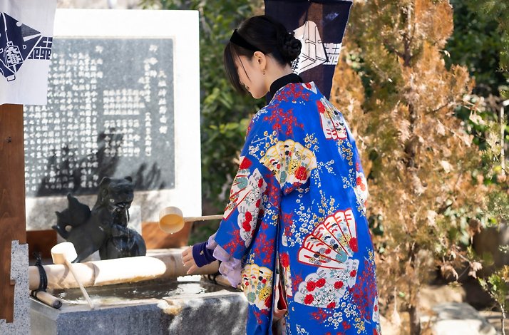 Sankak rinsing hands inside Tenso Shrine.