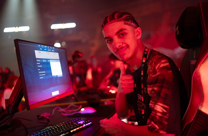 A professional Valorant player giving a thumbs up, during a competition.