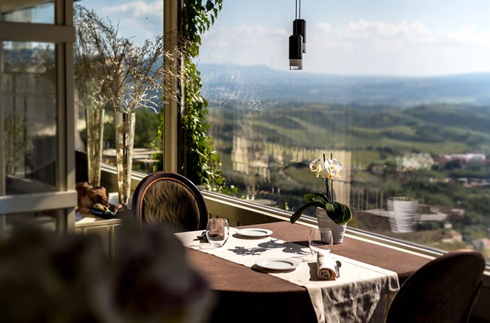 Window table at Restaurant Trippini with scenic Lake Corbara view.