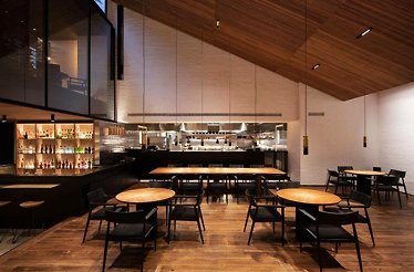 Leo - La Sala de Leo — the main dining room, dark with high ceilings and contemporary style