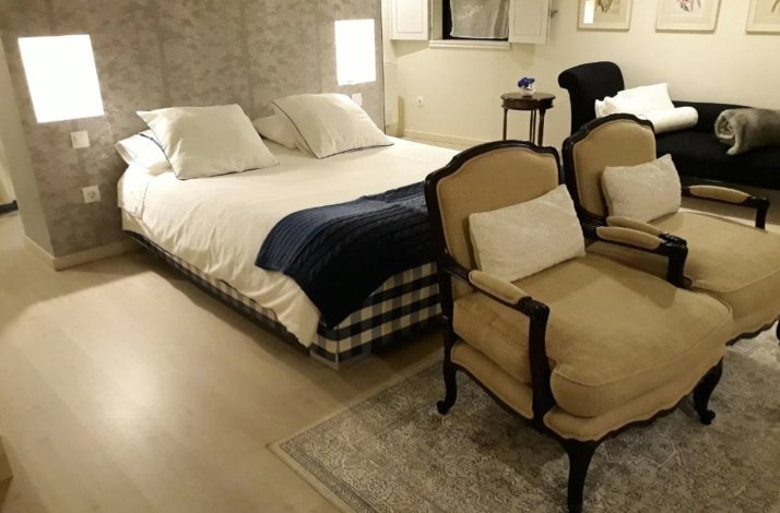 Minimal interior design of room suite at Casa da Cisterna.