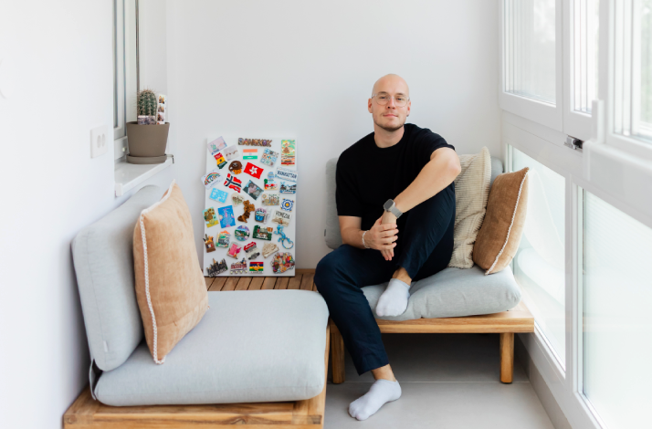 Content creator Marko Vuletić posing on a coach beside a window.