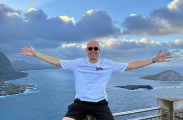 Content creator Marko Vuletić posing by the sea.