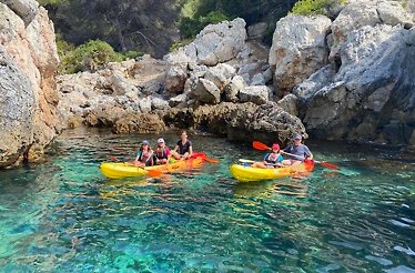 Kayak y buceo con esnórquel en acantilados marinos