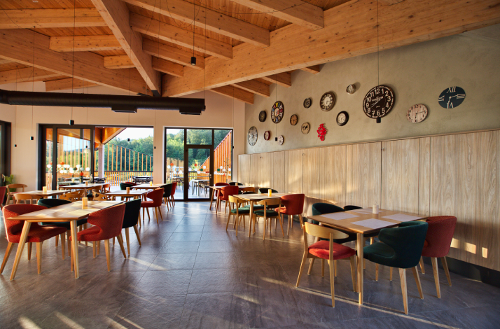 Restaurant with breakfast at nature retreat.