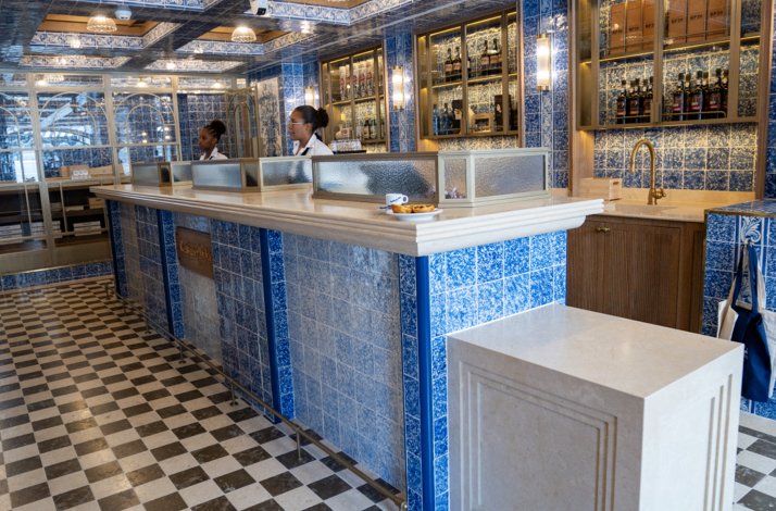 Blue and checkered interior decor at Pastéis de Belém.