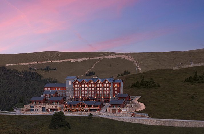 A panoramic view of Ceylan Splendo'r Uludağ surrounded by mountain landscapes at sunset.
