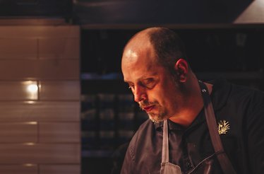 Chef Norman Fenton plating dishes at Cariño.