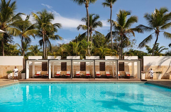 Casa de Campo resort, showcasing the swimming pool and lounging area. 