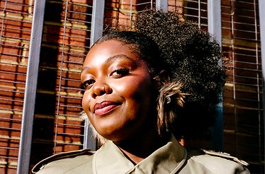 Promotional banner for Yazmin Lacey, an acclaimed British singer-songwriter.