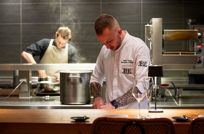 Chef Stefan Visser cooking in the modern kitchen of Restaurant STEEF.