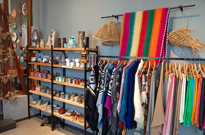 A boutique artisan studio displaying handcrafted ceramics, textiles, and locally made products inspired by Chilean traditions.