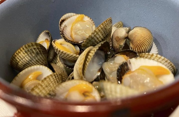 Bowl of freshly steamed cockles in their shells, served at Casa Barqueiro restaurant as a seafood starter.