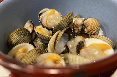 Bowl of freshly steamed cockles in their shells, served at Casa Barqueiro restaurant as a seafood starter.