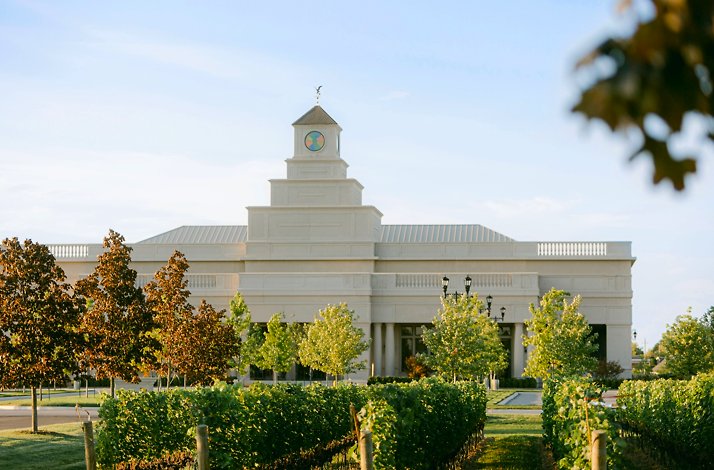 Stone Eagle Winery building in Niagara-on-the-Lake with a clock tower and vineyards.